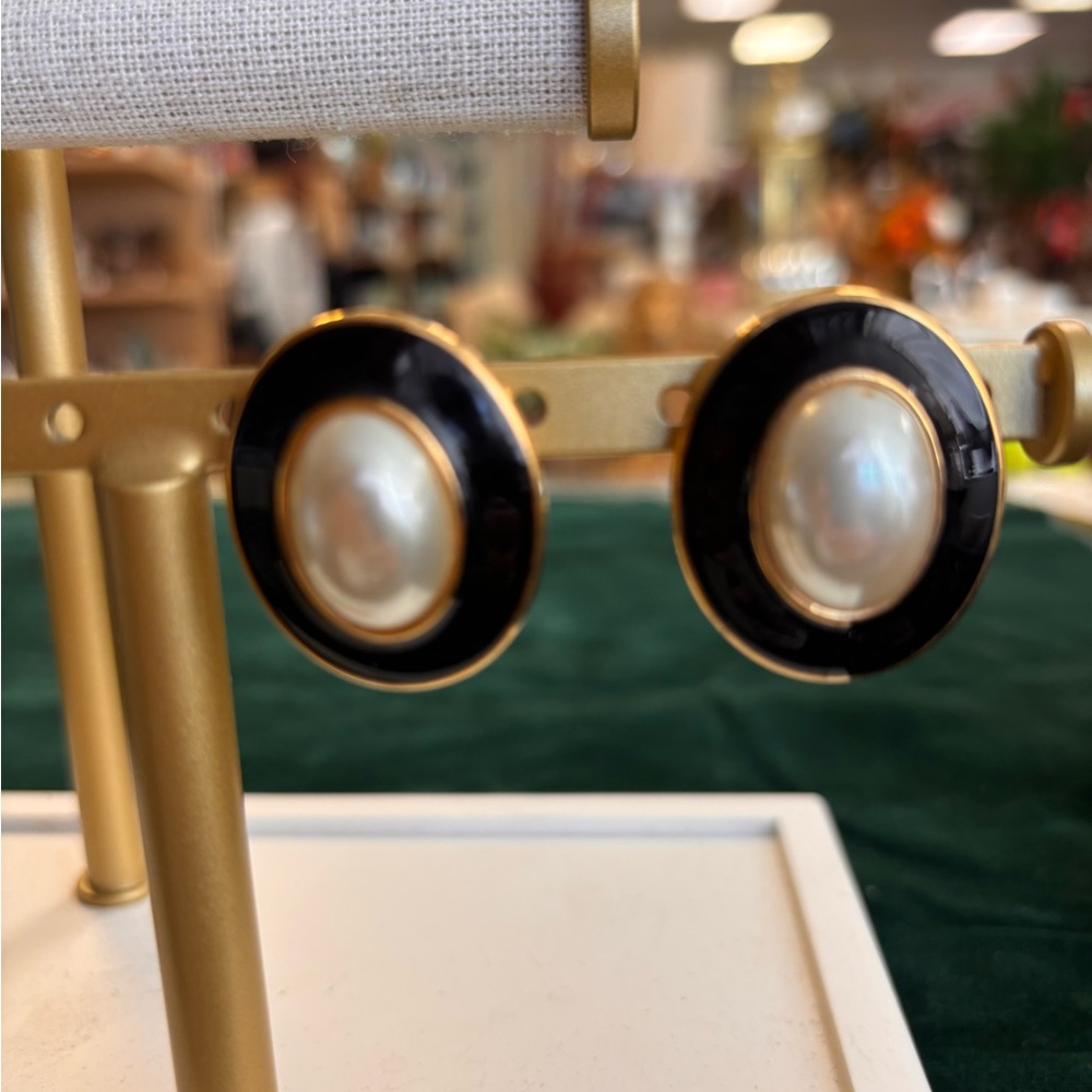 Elegant Black and Gold Pearl Earrings